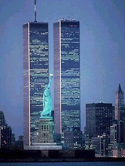 De wolkenkrabbers van het WTC bij avond, toen ze er nog stonden.